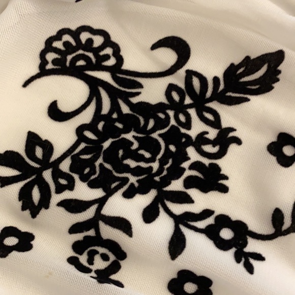 White and black floral dress ✨LAST CHANCE - Picture 6 of 6